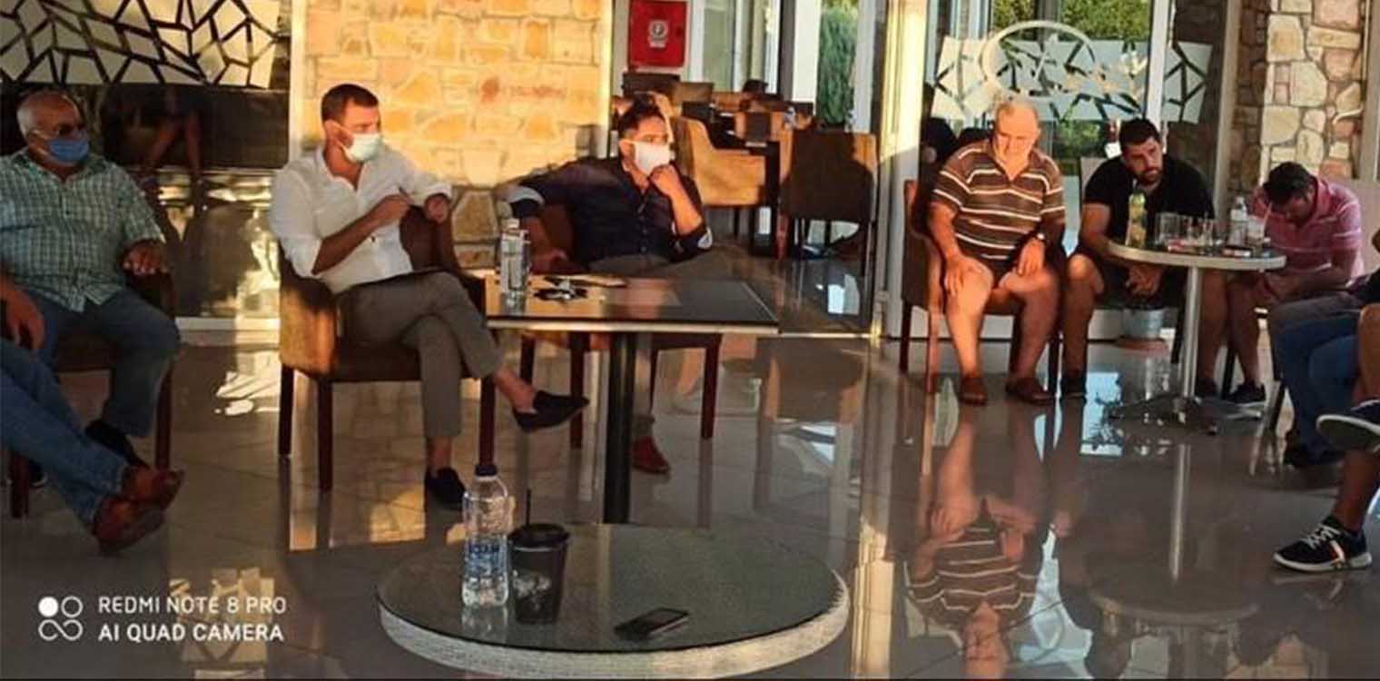 Συζήτηση Νικολακόπουλου με αγρότες στην περιοχή Γλύφας για τις αποζημιώσεις στην παραγωγή του καρπουζιού