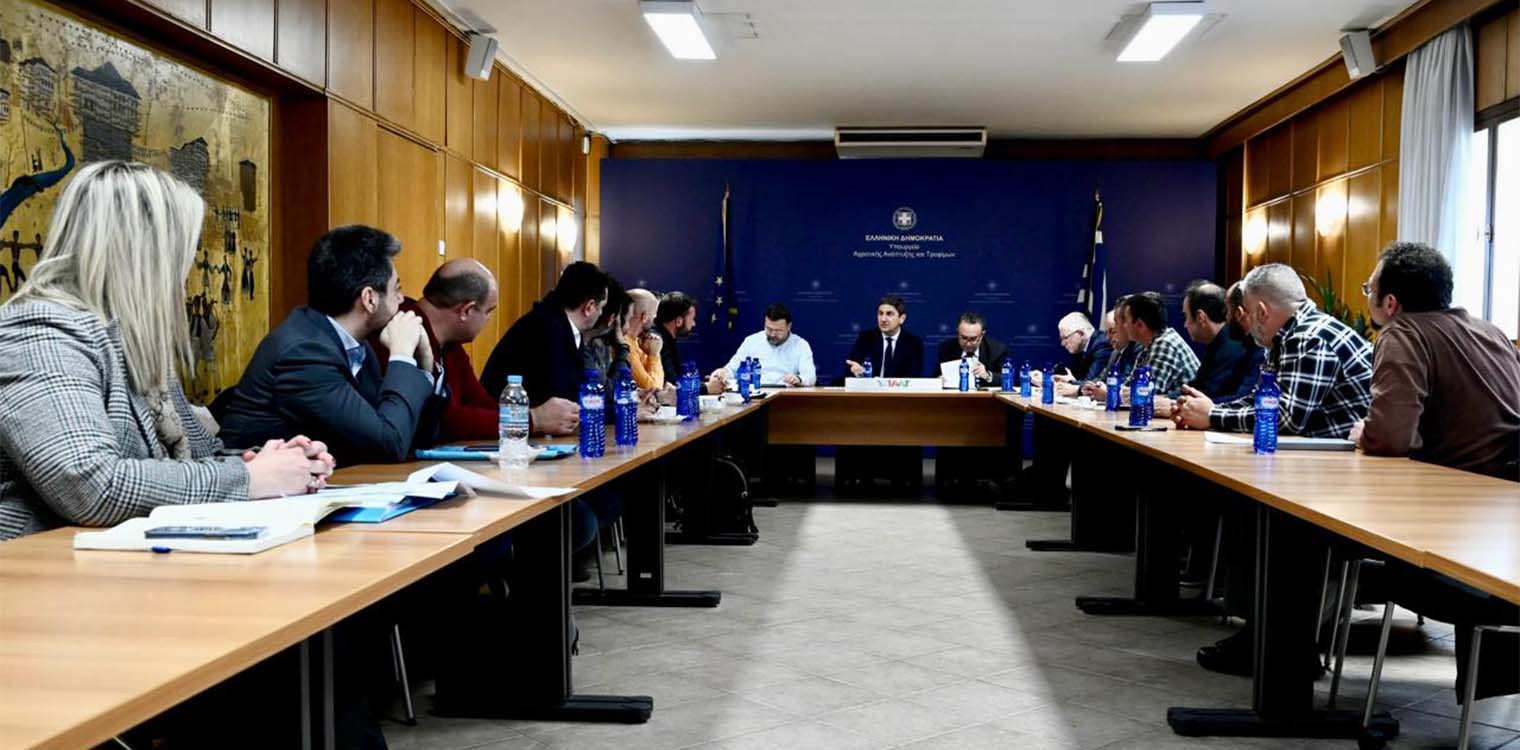 Αυγενάκης μετά από τρίωρη σύσκεψη για το μέλι: Ούτε ρούπι πίσω στους ελέγχους – Θα προστατεύσουμε την ελληνική παραγωγή