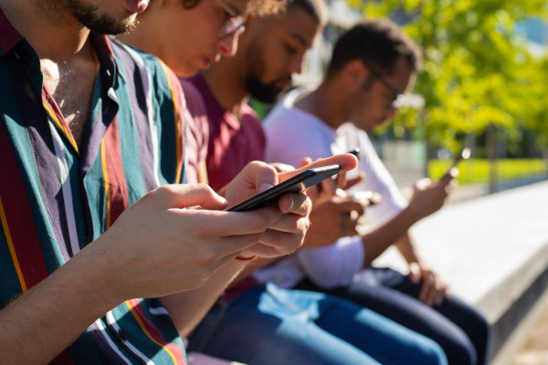 Οι μισοί νέοι στην Ευρώπη απευθύνονται στα chatbot για συναισθηματική στήριξη