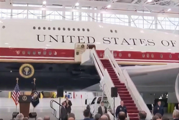 Ο Τραμπ παρέλαβε το νέο Air Force One, δώρο του Κατάρ