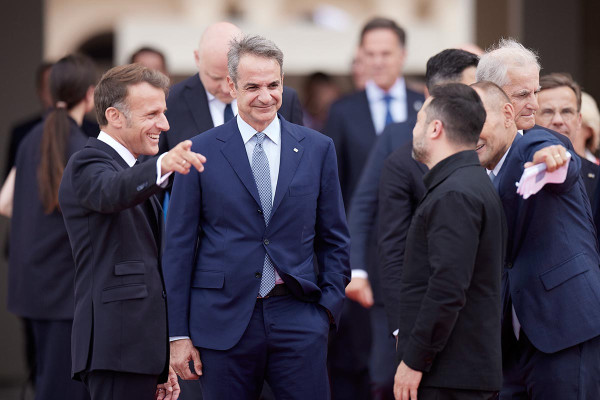 Στο Παρίσι ο Μητσοτάκης: Η σύνοδος για την Ουκρανία, το δείπνο με τον Μακρόν στο Ελιζέ