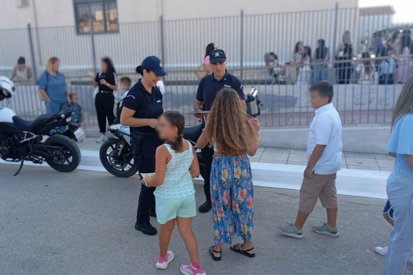 Η Ελληνική Αστυνομία διένειμε ενημερωτικό υλικό κυκλοφοριακού περιεχομένου στους μαθητές της Δυτικής Ελλάδας