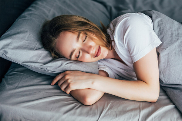 Τι να τρώμε το βράδυ για να μας παίρνει εύκολα ο ύπνος – Ένας επιστήμονας προτείνει