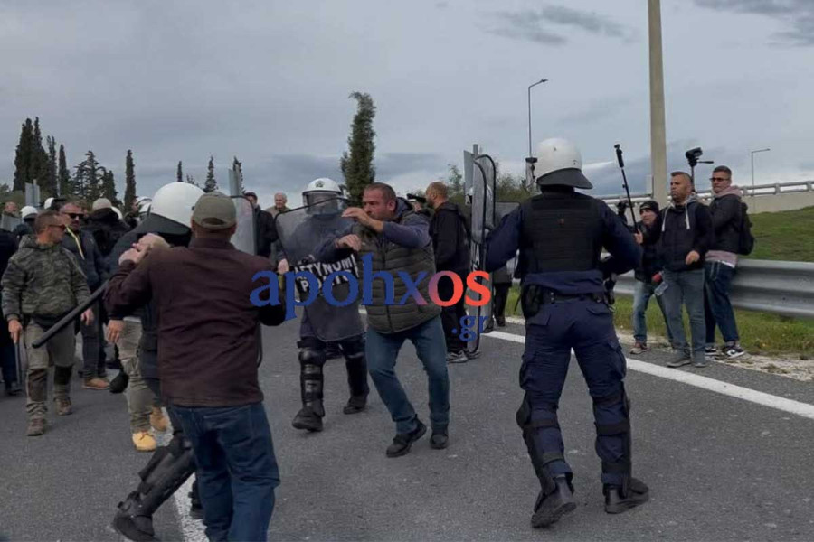 Κόρινθος - Αγρότες: Ένταση και ξύλο στην κινητοποίηση στον κόμβο του Κιάτου – Έκλεισαν πεζοί την Εθνική