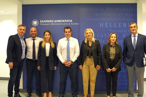 Συνάντηση εργασίας του ΓΓ της Αποκεντρωμένης με τον Υπουργό Μετανάστευσης και Ασύλου