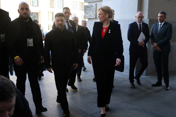 Στο Βερολίνο ο Ζελένσκι: Οι ΗΠΑ επιμένουν να παραχωρήσει η Ουκρανία το Ντονμπάς, ο ρόλος του Κούσνερ και το σχέδιο για την άμυνα