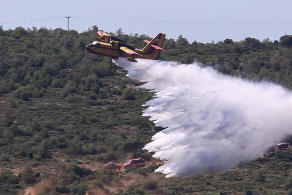 Μεγάλη επιχείρηση της Πυροσβεστικής για τη φωτιά στο Λουτράκι - Ξεκίνησε από χορτοκοπτικές εργασίες