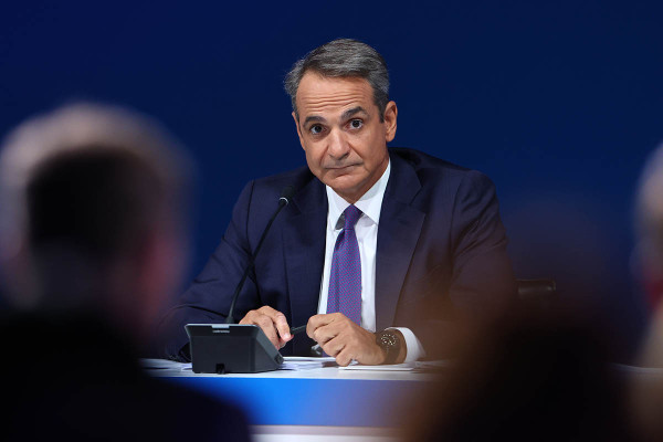 Τα «αυτιά που τραβάει» το Μαξίμου και τα μέτρα «μέρα με την ημέρα»