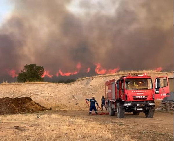 Μαίνεται η φωτιά στον Μύτικα Θήβας: Ενισχύθηκαν οι δυνάμεις, 20 εναέρια στη μάχη