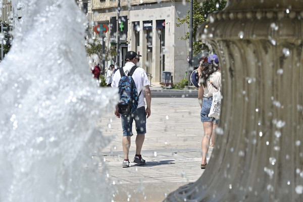 «Επελαύνει» ο καύσωνας: Δύσκολα τα επόμενα 24ωρα με τη θερμοκρασία να φτάνει στους 43 βαθμούς