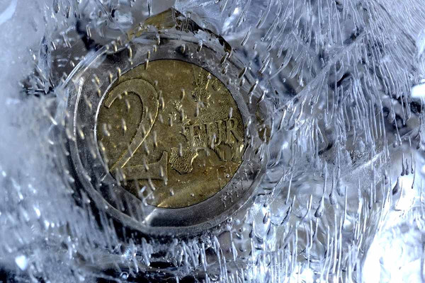 Ειδικοί συνιστούν να βάλεις ένα νόμισμα στην κατάψυξη: Το χρήσιμο κόλπο