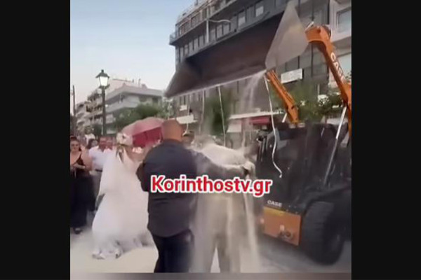 Έριξαν πάνω από 500 κιλά ρύζι σε γάμο στο Κιάτο - Το σήκωσαν με φορτωτή