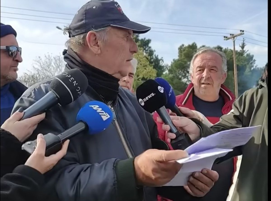 Δικαστικός κλητήρας πήγε σε μπλόκο και επέδωσε σε αγρότη αγωγή για χρέη [βίντεο]