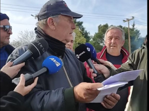Δικαστικός κλητήρας πήγε σε μπλόκο και επέδωσε σε αγρότη αγωγή για χρέη [βίντεο]