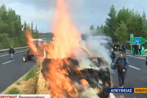 Αυξάνουν τα μπλόκα οι αγρότες -Έκλεισαν την Εθνική Οδό στις Μικροθήβες, έβαλαν φωτιά σε άχυρα (video)