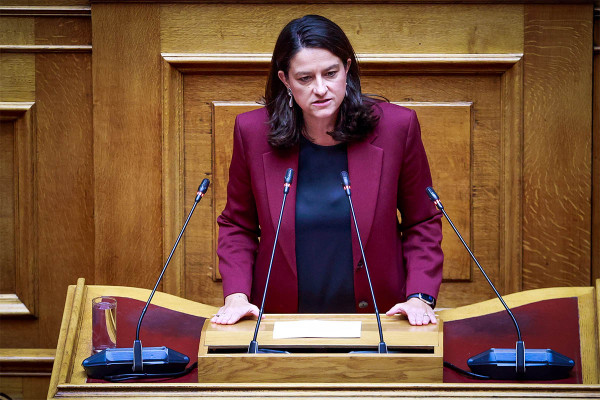 Κεραμέως: Δεν καταργείται ούτε το 8ωρο ούτε το πενθήμερο - Τι αλλάζει με το 13ωρο