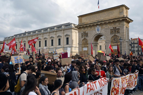 Οι 15χρονοι έδειξαν τον δρόμο για τις πλατείες σε όλη την Ευρώπη - «Όταν μιλάμε κανονικά, δεν μας ακούν»