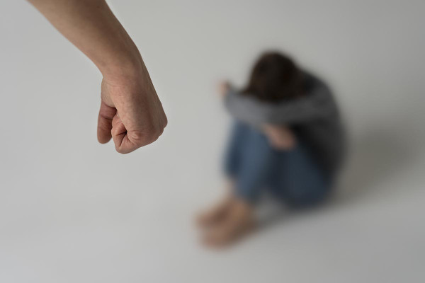 Ηράκλειο: Εφιάλτης για 3 ανήλικα - Συνελήφθη η μητέρα κι ο σύντροφός της για ενδοοικογενειακή βία