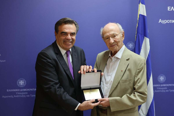 Ο Μαργαρίτης Σχοινάς τίμησε τον Άγγελο Ζαχαρόπουλο για τη διαχρονική προσφορά του στην ελληνική γεωργία και την ευρωπαϊκή πορεία της χώρας