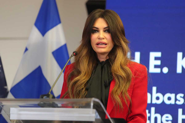 Κίμπερλι Γκίλφοϊλ: Η πορεία από το... πρώτο τραπέζι στην πρεσβεία των ΗΠΑ στην αποπομπή