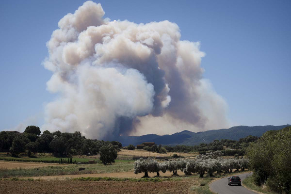 Σε πύρινο κλοιό η Ευρώπη: Μάχη με τις φλόγες σε Γαλλία, Ισπανία και Πορτογαλία