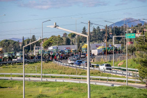 Πάτρα: Οι αγρότες άνοιξαν την Περιμετρική – Τα τρακτέρ παραμένουν στην άκρη του δρόμου