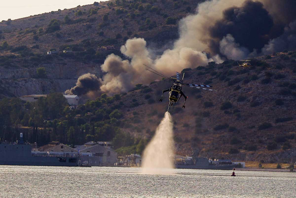 Βελτιωμένη εικόνα της φωτιάς στη Βοιωτία - Παραμένουν στο μέτωπο της Σαλαμίνας πυροσβεστικές δυνάμεις