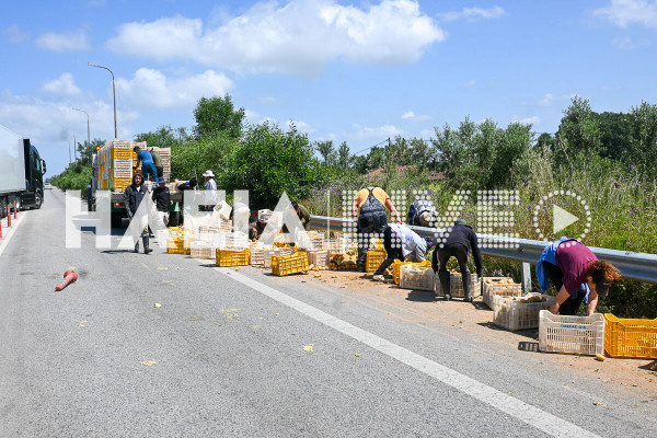 Πατρών - Πύργου: Γέμισε με πατάτες η εθνική στο Λατίφι
