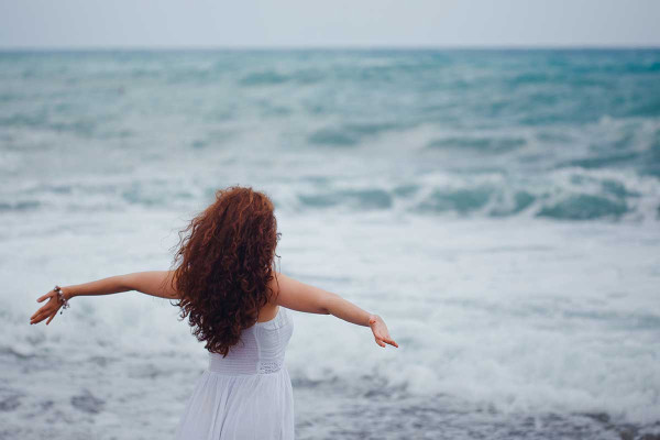 Guardian: Πώς η θάλασσα βοηθά στη θεραπεία του άγχους, των εθισμών και του τραύματος