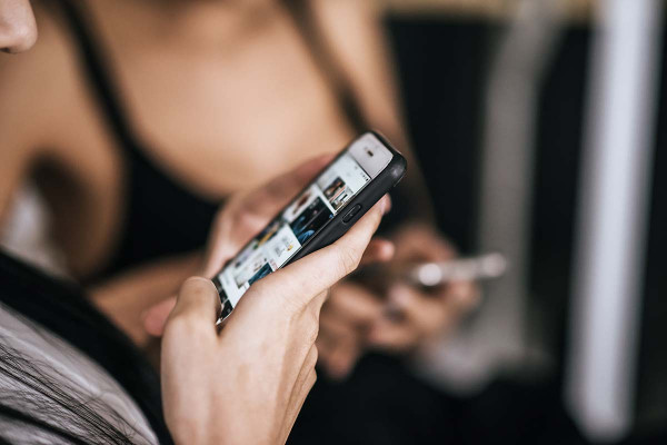 Περνάμε πάνω από έξι χρόνια της ζωής μας στα social media - Τα στοιχεία που αποκαλύπτει νέα έρευνα