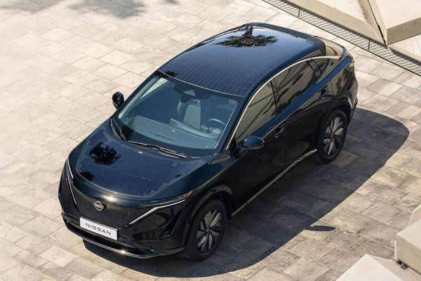 Nissan υιοθετεί φωτοβολταϊκά στα ηλεκτρικά της