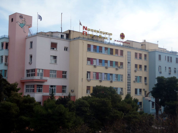 Στο Παίδων τα 6 ανήλικα που ζούσαν με τους γονείς τους σε δώμα «χωματερή»
