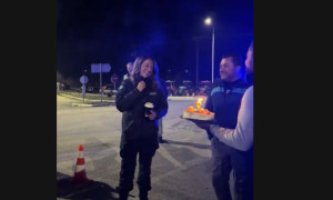 Αγροτικά μπλόκα: Συγκίνησαν αγρότες με τούρτα - έκπληξη σε αστυνομικό