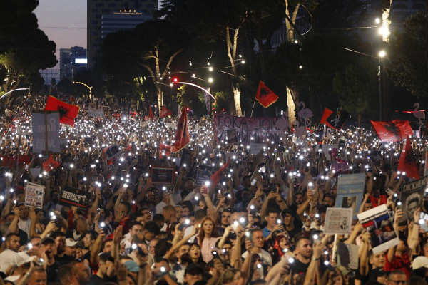 «Θέλουμε μια νέα Αλβανία»: Η «επανάσταση των φλαμίνγκο» μετατράπηκε σε κύμα οργής