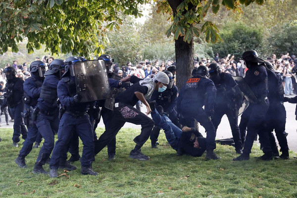 Γαλλία: Ο δήμαρχος του Σεν-Ντενί έγινε «ασπίδα» για μαθητές ενάντια στις αστυνομικές δυνάμεις