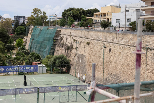 Πέθανε ο 54χρονος που έπεσε από τα ενετικά τείχη στο Ηράκλειο