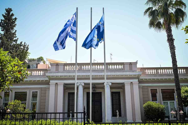 Σύννεφα πάνω από το συνέδριο της ΝΔ: Η κρίση θεσμών στιγματίζει την κυβέρνηση