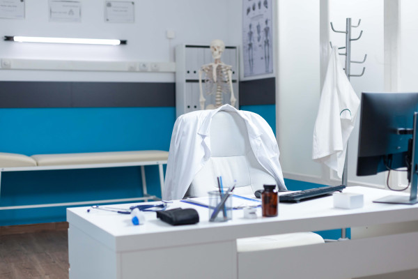 MedWatch: Ξεκινούν έλεγχοι σε 231 «κόκκινες» δομές υγείας - Πώς λειτουργεί η εφαρμογή