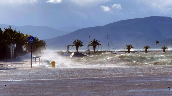 Ναύπλιο: Οι θυελλώδεις άνεμοι ανέβασαν τη θάλασσα στη στεριά