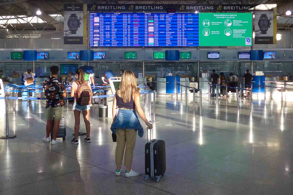 Αεροπορικά εισιτήρια: Πρωταθλήτρια η Ελλάδα στις αυξήσεις των Αύγουστο