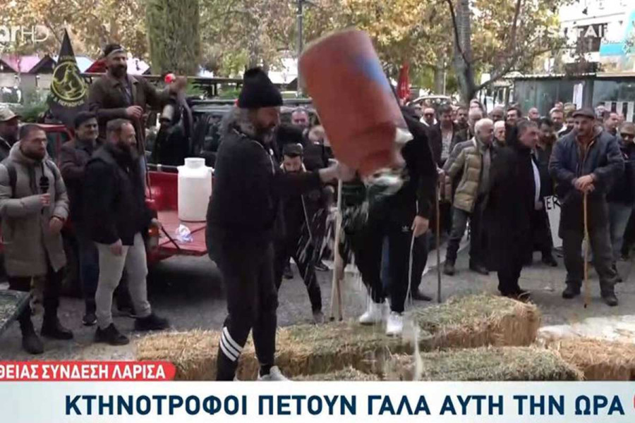 Λάρισα: Οργισμένοι κτηνοτρόφοι ρίχνουν γάλα μπροστά στο αστυνομικό μέγαρο – «Μας έχουν παρατήσει»