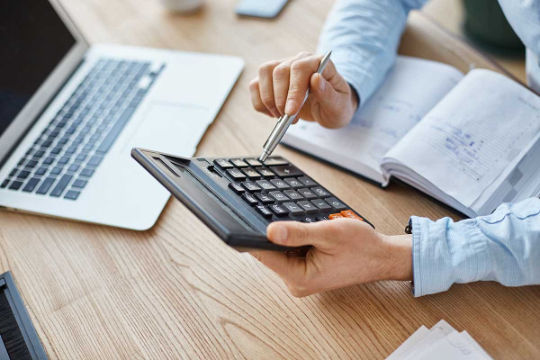 Φορολογικές υποχρεώσεις: Πότε πληρώνονται φόρος εισοδήματος και ΕΝΦΙΑ