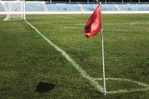 Κύπρος: Υποψήφιος βουλευτής εισέβαλε στο γήπεδο και έδωσε γροθιά στον βοηθό διαιτητή
