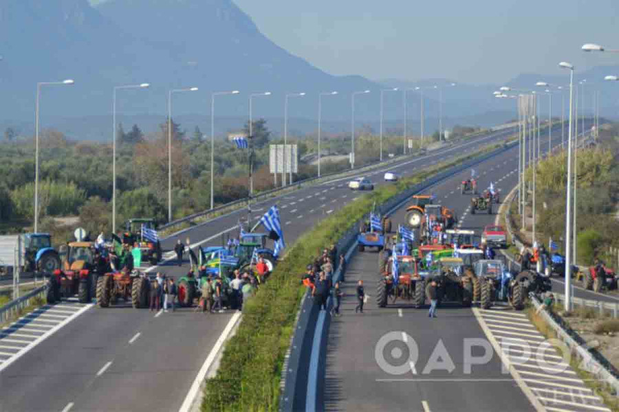 Οι αγρότες της Μεσσηνίας κατάφεραν να κλείσουν τον αυτοκινητόδρομο παρά τα πολλά μπλόκα της Αστυνομίας
