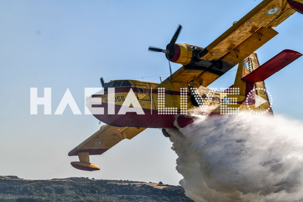 Εντυπωσιακά πλάνα από τον ανεφοδιασμό Canadair στον κόλπο της Ναυπάκτου