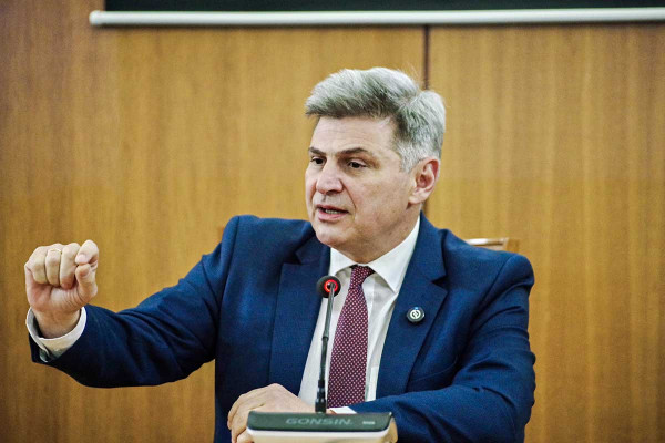 Φαραντούρης: Ανακοίνωσε τη συμπόρευσή του με το ΠΑΣΟΚ
