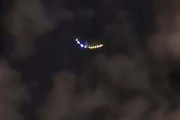 Drone, αεροπλάνο ή UFO; Βίντεο με μυστηριώδη φώτα πάνω από την Τεχεράνη γίνονται viral