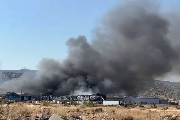 Έκρηξη και φωτιά σε εργοστάσιο στον Ασπρόπυργο - Πυκνός καπνός από τα υλικά που καίγονται