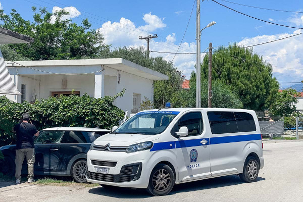 Διπλό φονικό στο Αίγιο: Συνελήφθη ο Ιταλός σύντροφος για οπλοκατοχή