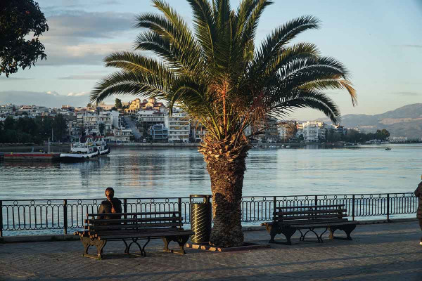 Χαμός στη Χαλκίδα: Μαθητές σχολείου από την Αθήνα πολιορκούν ξενοδοχείο μετά από επίθεση ηλικιωμένης